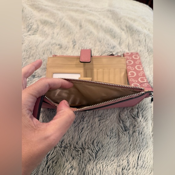 🌺NWT Guess Wristlet🌺 - Picture 7 of 9